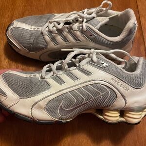 Nike Shox Navina Running Shoes White and Silver Size 9‎